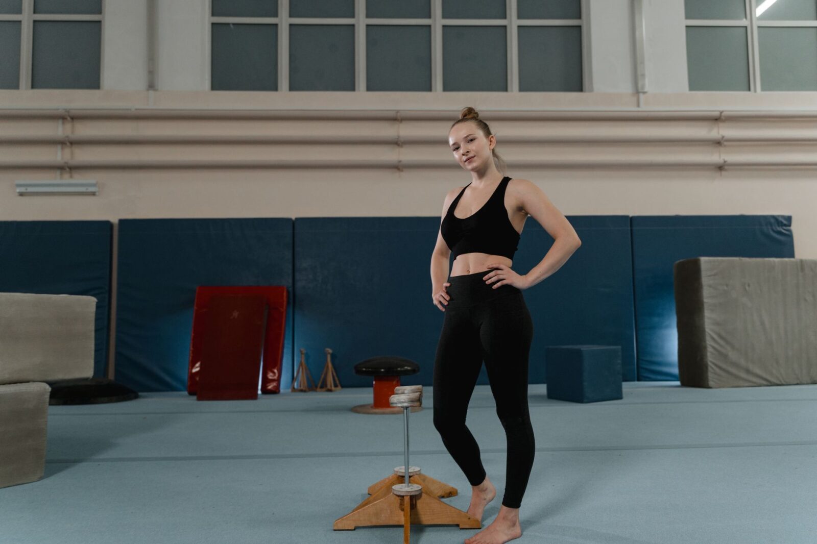 Femme réalisant des exercices de fitness pour tonifier les hanches