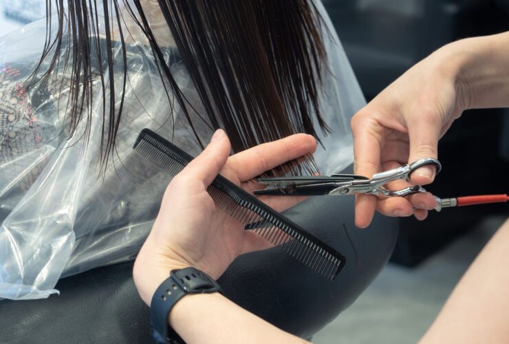 Coupe de cheveux mi-longue femme réalisée en salon