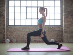 Séance de fitness pour muscler les fesses avec tapis et haltère