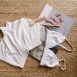 Lingerie confortable aux tons neutres présentée sur un tissu doux