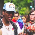Personnes réunies autour d’un symbole arc-en-ciel
