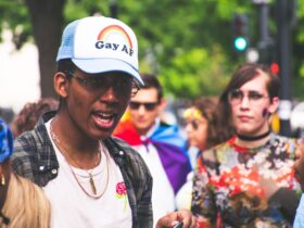 Personnes réunies autour d’un symbole arc-en-ciel